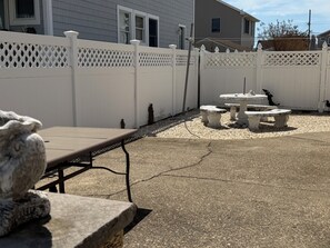 Outdoor dining - Beautiful 3-bedroom bay side house with AC in charming Lavallette (Lavallette)