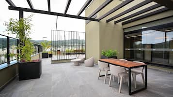 Apartment | Outdoor dining