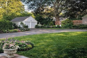 Property grounds - Newport Summer Retreat Steps from the Cliff Walk (Newport)
