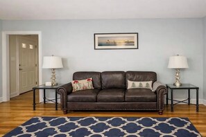 Living area - Newport Summer Retreat Steps from the Cliff Walk (Newport)