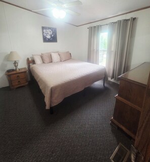 4 bedrooms, WiFi, bed sheets - Lakeside Retreat Cottage 9 at Teal Point Resort w/Scenic Lake Norfork Views & Fireplace (Mountain Home)