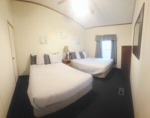 4 bedrooms, WiFi, bed sheets - Lakeside Retreat Cottage 9 at Teal Point Resort w/Scenic Lake Norfork Views & Fireplace (Mountain Home)
