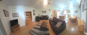 Living area - Ultimate Lake House Retreat Executive House #21 w/whirlpool and views of Norfork lake (Mountain Home)