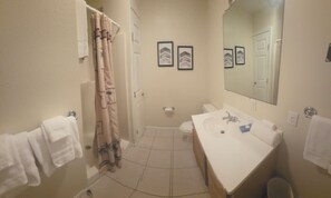 Shower, jetted bath, hair dryer, towels - Ultimate Lake House Retreat Executive House #21 w/whirlpool and views of Norfork lake (Mountain Home)