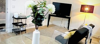 Modern Private 2BR Suite w/ Separate Entrance – Near White Rock Beach