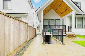 Property grounds - Modern Private 2BR Suite w/ Separate Entrance – Near White Rock Beach (Surrey)