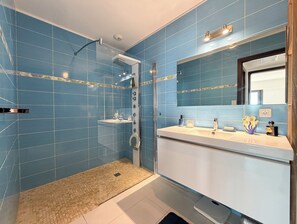 Sèche-cheveux, serviettes fournies, papier toilette