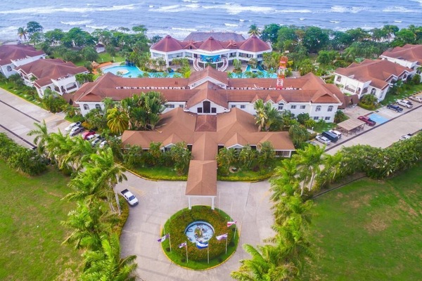 The bungalow is part of the Resort Palma Real