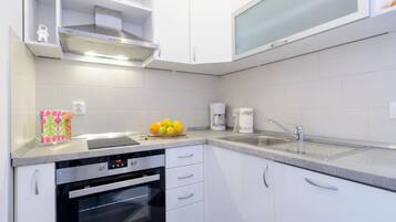 Fridge, oven, dishwasher, coffee/tea maker