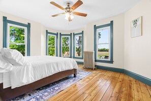 6 bedrooms, iron/ironing board, WiFi, bed sheets - Maple Shores Farmhouse (Montague)