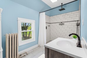 Shower, hair dryer, towels, toilet paper - Maple Shores Farmhouse (Montague)