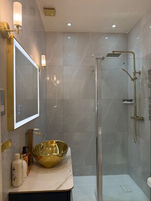 Shower, hair dryer, bidet, towels - Luxury Ground floor flat in Olympia (London)