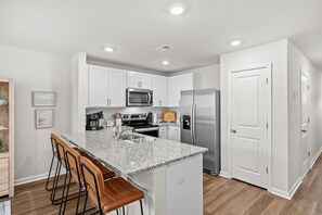 Fridge, microwave, oven, stovetop - Birdie Beach House II By Beach Star (Surfside Beach)
