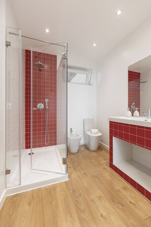 Dusche, Haartrockner, Bidet, Handtücher