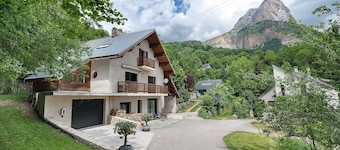Duplex La Source Amélie Apartment: Mountain View, Private Terrace, Wi-Fi