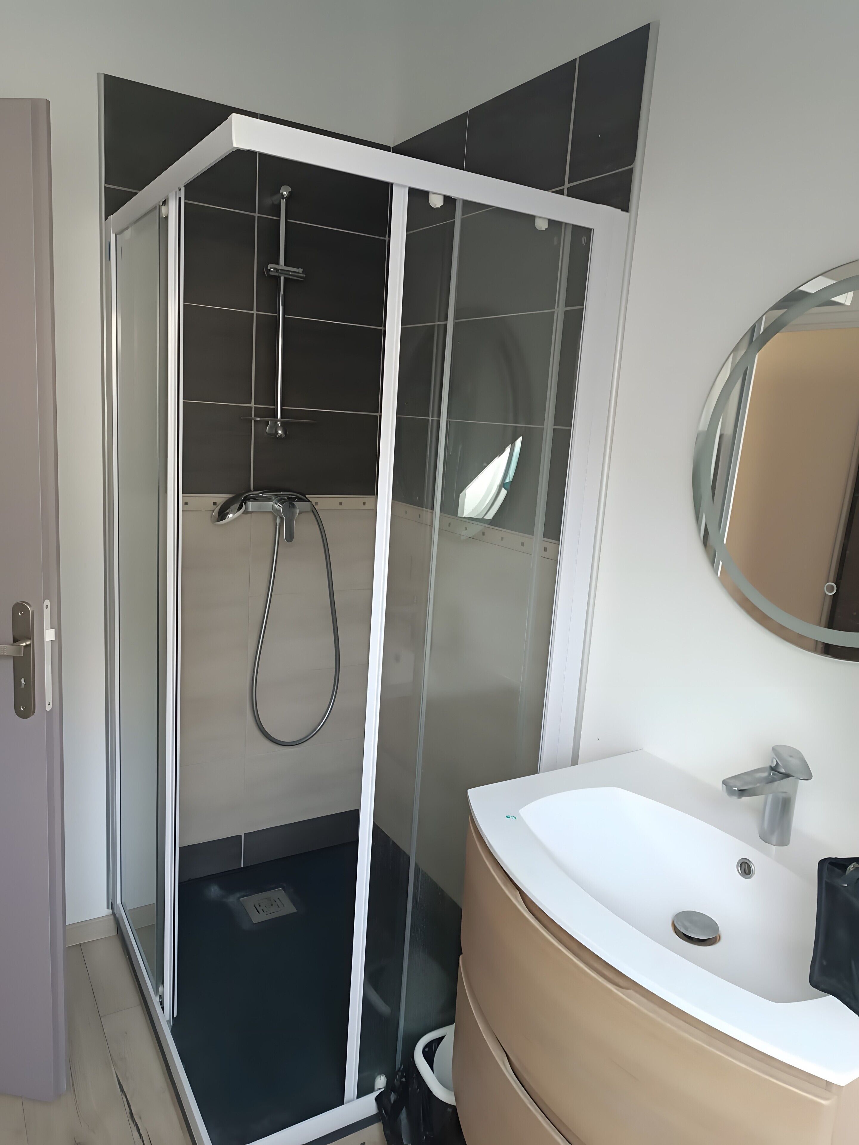 Een douche, handdoeken