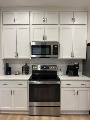 Fridge, microwave, oven, stovetop - The Haven "Jewel" townhome in Columbus, Ohio (Columbus)