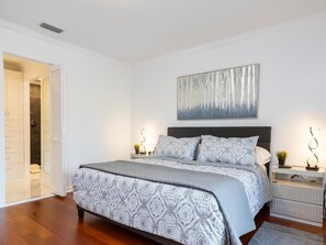 Desk, iron/ironing board, free WiFi, bed sheets - Modern Elegance ~ Excellent Location ~ Steps to the Beach! (Saint Augustine)