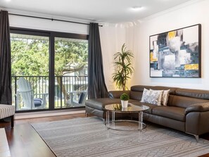 Smart TV - Modern Elegance ~ Excellent Location ~ Steps to the Beach! (Saint Augustine)
