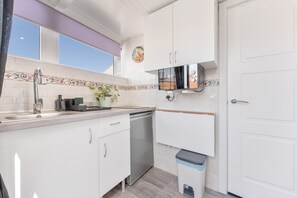 Fridge, microwave, stovetop, coffee/tea maker - Studio Apartment 'Casa Jose 3' with Sea View and Air Conditioning (Torremolinos)