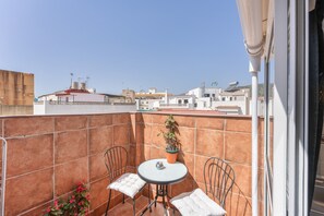 Outdoor dining - Studio Apartment 'Casa Jose 3' with Sea View and Air Conditioning (Torremolinos)