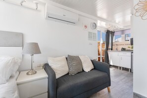 TV - Studio Apartment 'Casa Jose 3' with Sea View and Air Conditioning (Torremolinos)