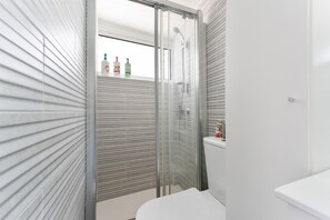 Shower, hair dryer, towels - Studio Apartment 'Casa Jose 3' with Sea View and Air Conditioning (Torremolinos)