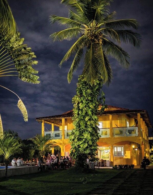 Bagian depan properti - sore/malam