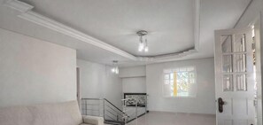Casa luna di miele, accesso alla piscina, vista giardino | Area soggiorno | TV 42 pollici con canali digitali