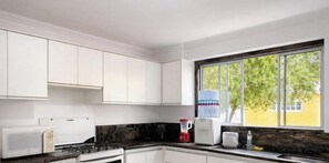 Casa luna di miele, accesso alla piscina, vista giardino | Cucina privata | Frigorifero, microonde, pentole/stoviglie/utensili, tavolo da pranzo