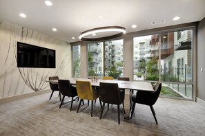 Meeting facility - Modern 1-bedroom unit in the heart of Downtown San Antonio (San Antonio)