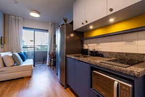 Eine moderne Küche mit Einbauherd, Kühlschrank und Mikrowelle.