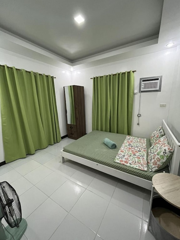 Basic Room, Great Location - Sipalay