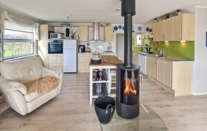 Fridge, microwave, oven, dishwasher - Beautiful home in Løkken with sauna (Løkken)
