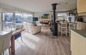 TV, fireplace - Beautiful home in Løkken with sauna (Løkken)