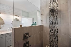 Dusche, Haartrockner, Handtücher, Shampoo