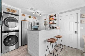 Fridge, microwave, oven, stovetop - Renovated Condo 2BR *3 min/Walk to Beach (Panama City Beach)