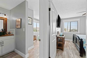 2 bedrooms, iron/ironing board, travel cot, WiFi - Renovated Condo 2BR *3 min/Walk to Beach (Panama City Beach)