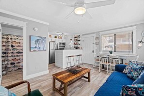 TV - Renovated Condo 2BR *3 min/Walk to Beach (Panama City Beach)