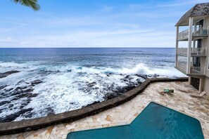 Pool - Oceanfront A/C 1BR GEM ~ Whales, Dolphins & Sunsets (Kailua-Kona)