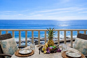 Outdoor dining - Oceanfront A/C 1BR GEM ~ Whales, Dolphins & Sunsets (Kailua-Kona)