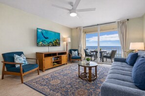 Living area - Oceanfront A/C 1BR GEM ~ Whales, Dolphins & Sunsets (Kailua-Kona)