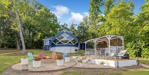 Outdoor dining - Zome of the Stars: Private Lakefront AND 2 Acre Pond, Docks, Kayaks, Spa Bath (Mineola)