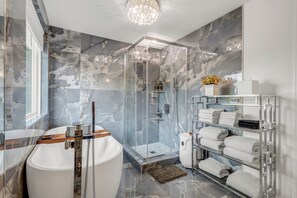 Een douche, een haardroger, handdoeken, zeep
