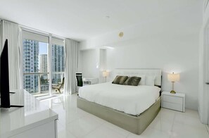 1 bedroom, iron/ironing board, travel cot, WiFi - Deluxe Brickell Suite with pool, gym, & city views! (Miami)