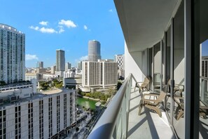Property grounds - Deluxe Brickell Suite with pool, gym, & city views! (Miami)