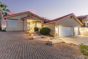 Exterior - 3BR Hilltop Oasis with Pool, Hot Tub & Mountain Views (Fountain Hills)