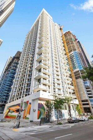 Exterior - Worldcenter 1BR Condo with  Pool, Gym, 29th Floor (Miami)