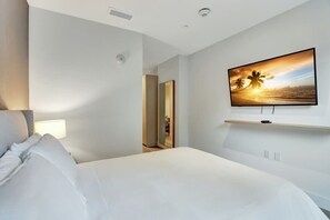 Iron/ironing board, WiFi, bed sheets - Modern Studio w/ Balcony Near Brickell & Downtown (Miami)