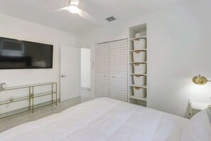 2 bedrooms, desk, iron/ironing board, WiFi - Cozy 2BR w/ BBQ, Patio & Mini Basketball Court (Hallandale Beach)